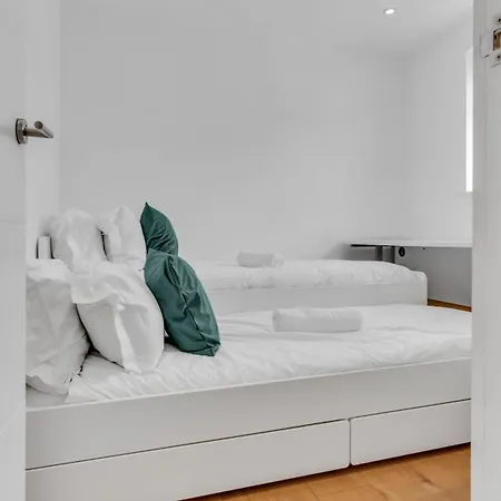 Newly Renovated 3- Bed House In City Centre, Secure Private Parking * Birmingham