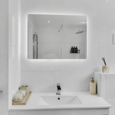 Dom wakacyjny Newly Renovated 3- Bed House In City Centre, Secure Private Parking