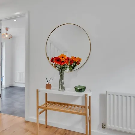 Newly Renovated 3- Bed House In City Centre, Secure Private Parking * Birmingham