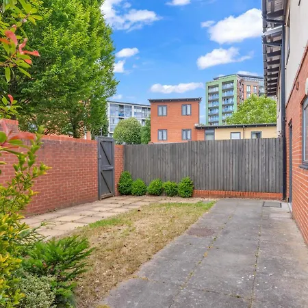 Newly Renovated 3- Bed House In City Centre, Secure Private Parking * Birmingham